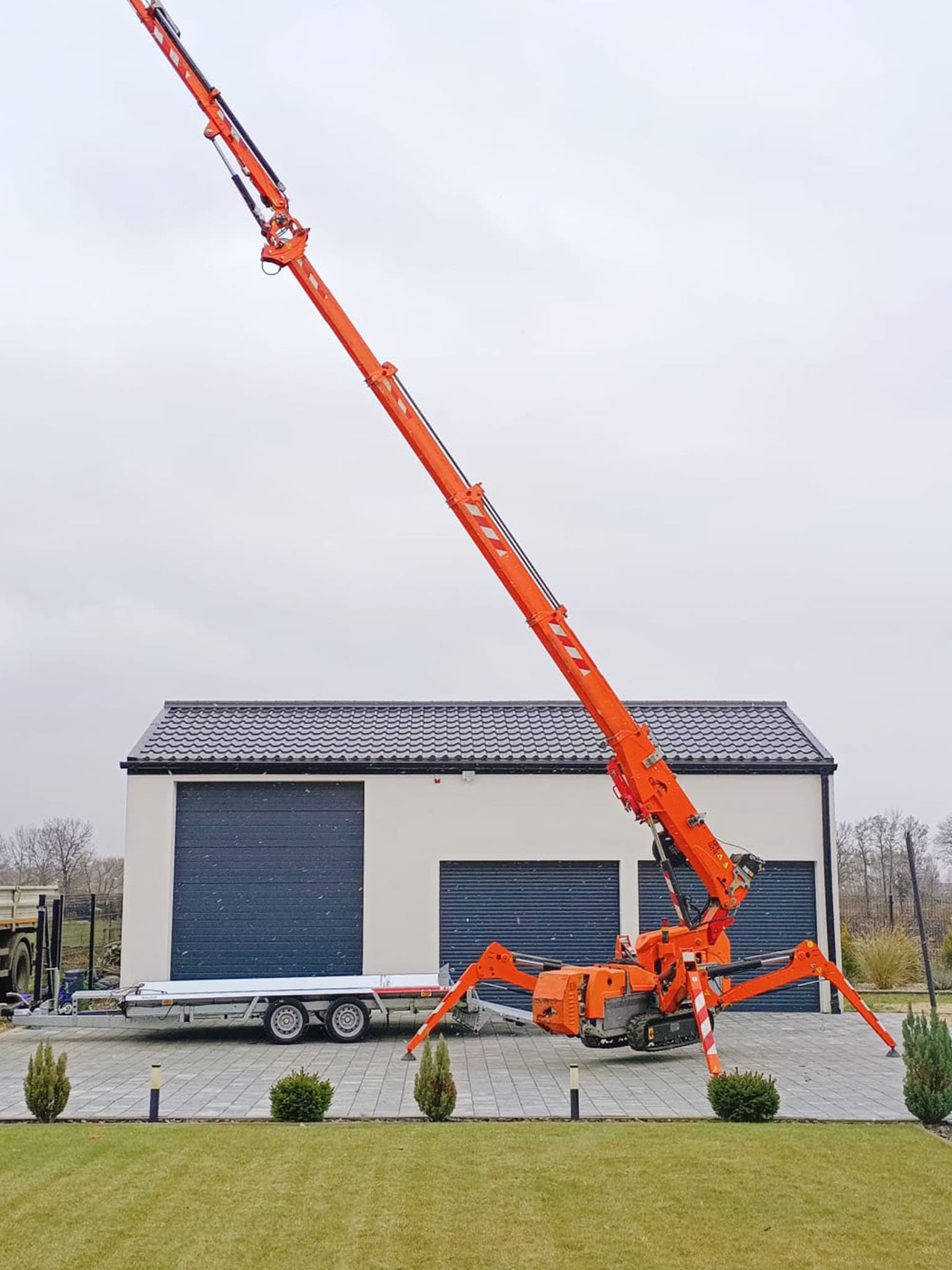 Mini żuraw JEKKO SPX 424 podczas montażu szyb - KonikTrans