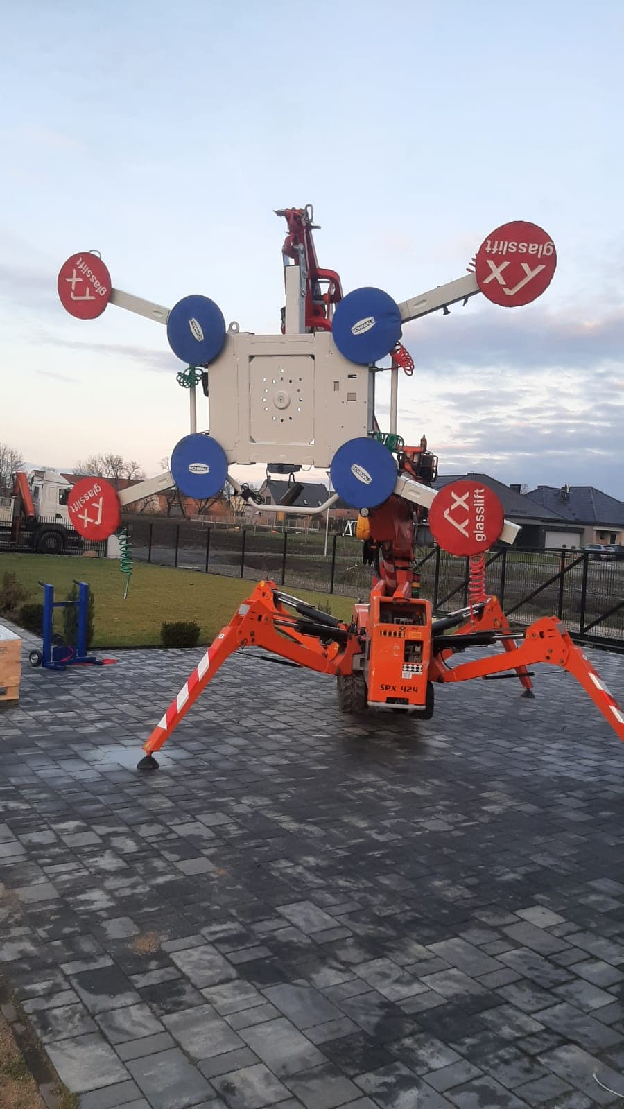 Mini żuraw JEKKO SPX 424 w akcji na terenie przemysłowym