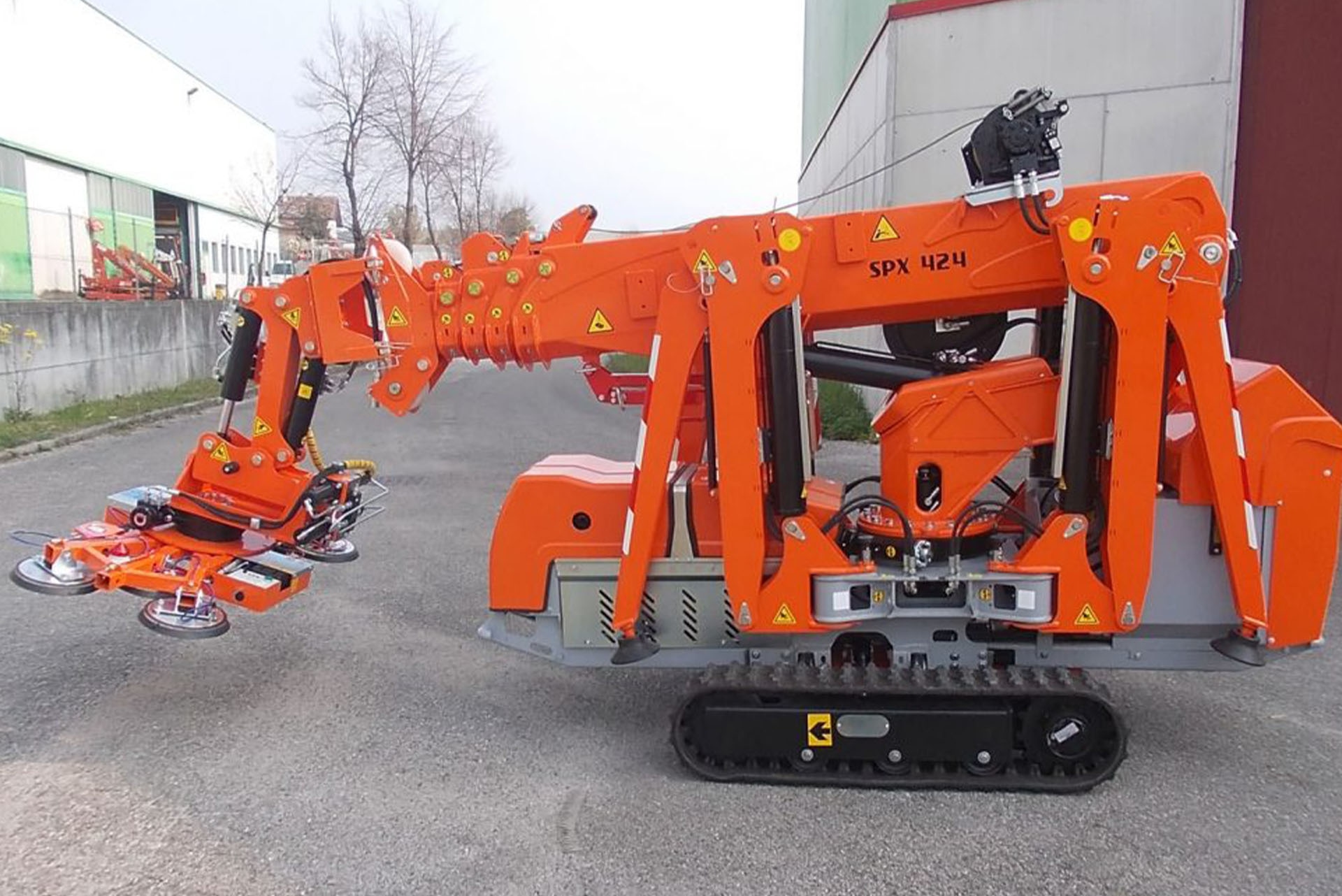 Mini żuraw JEKKO SPX 424 podczas prac montażowych - HDS Konik Trans Wrocław